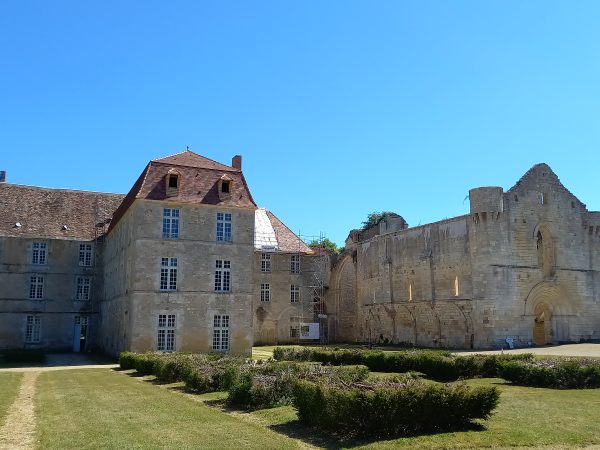 Saint-Martin-l’Ars: l’abbaye royale de la Réau