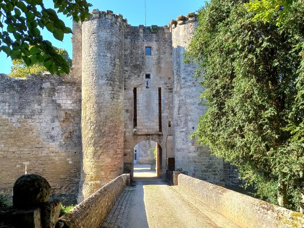 Montreuil-Bonnin: un château médiéval remarquable